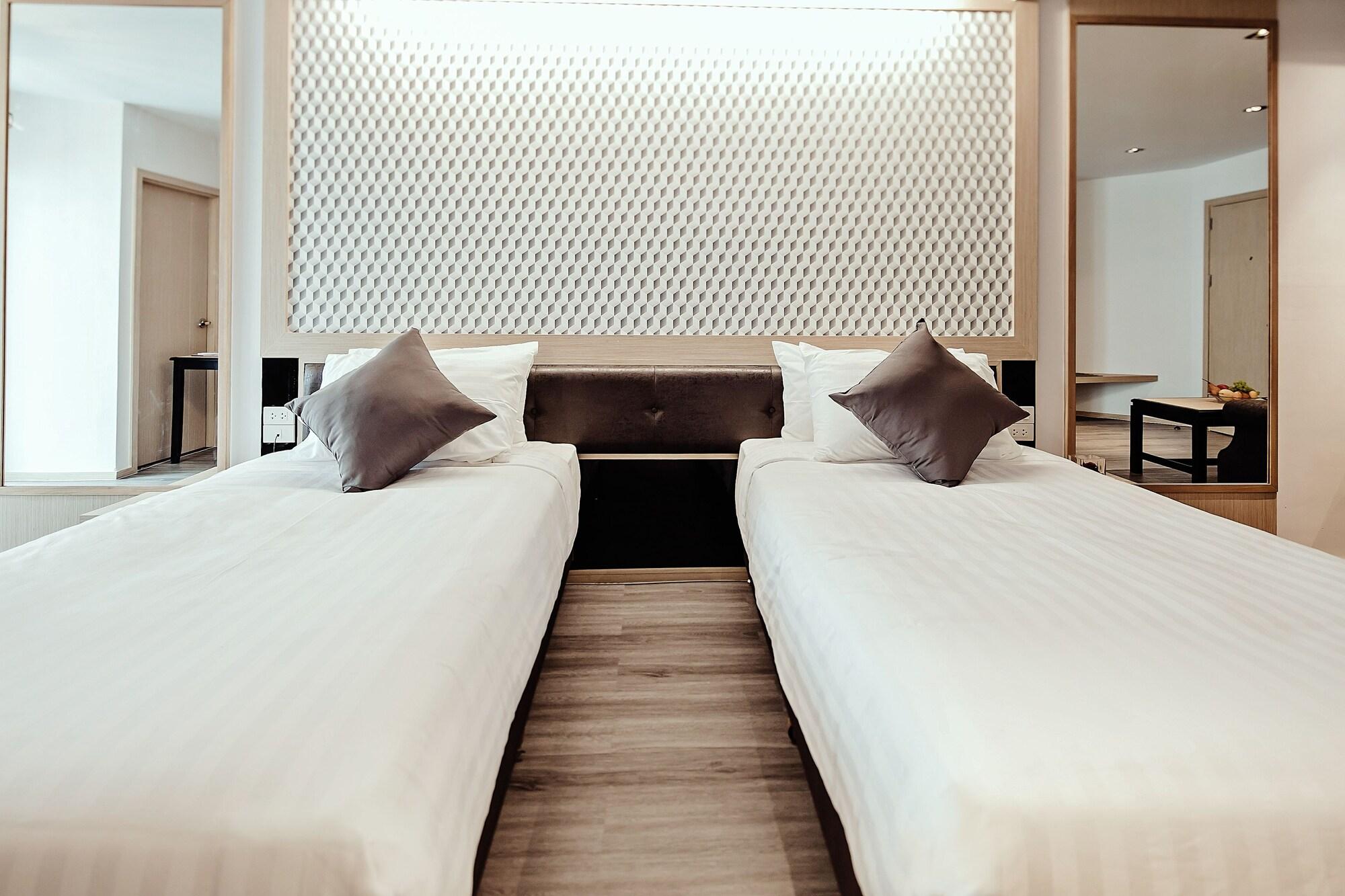 Three Sukhumvit Hotel - Sha Plus Certified Bangkok Esterno foto